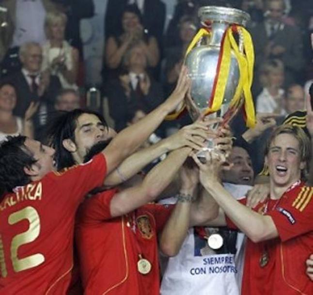 Con la Roja lo spagnolo ha vinto due volte l&#39;Europeo, nel 2008 (con gol decisivo nella finale contro la Germania) e nel 2012...